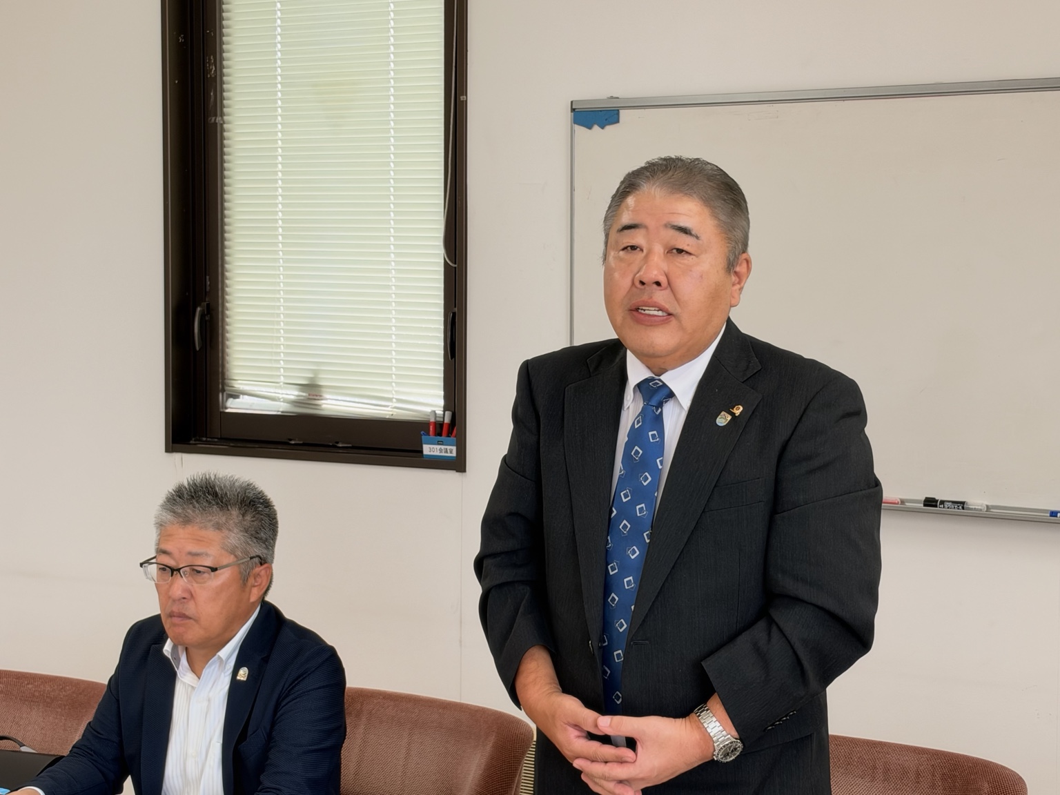 理事会で挨拶する伊藤会長