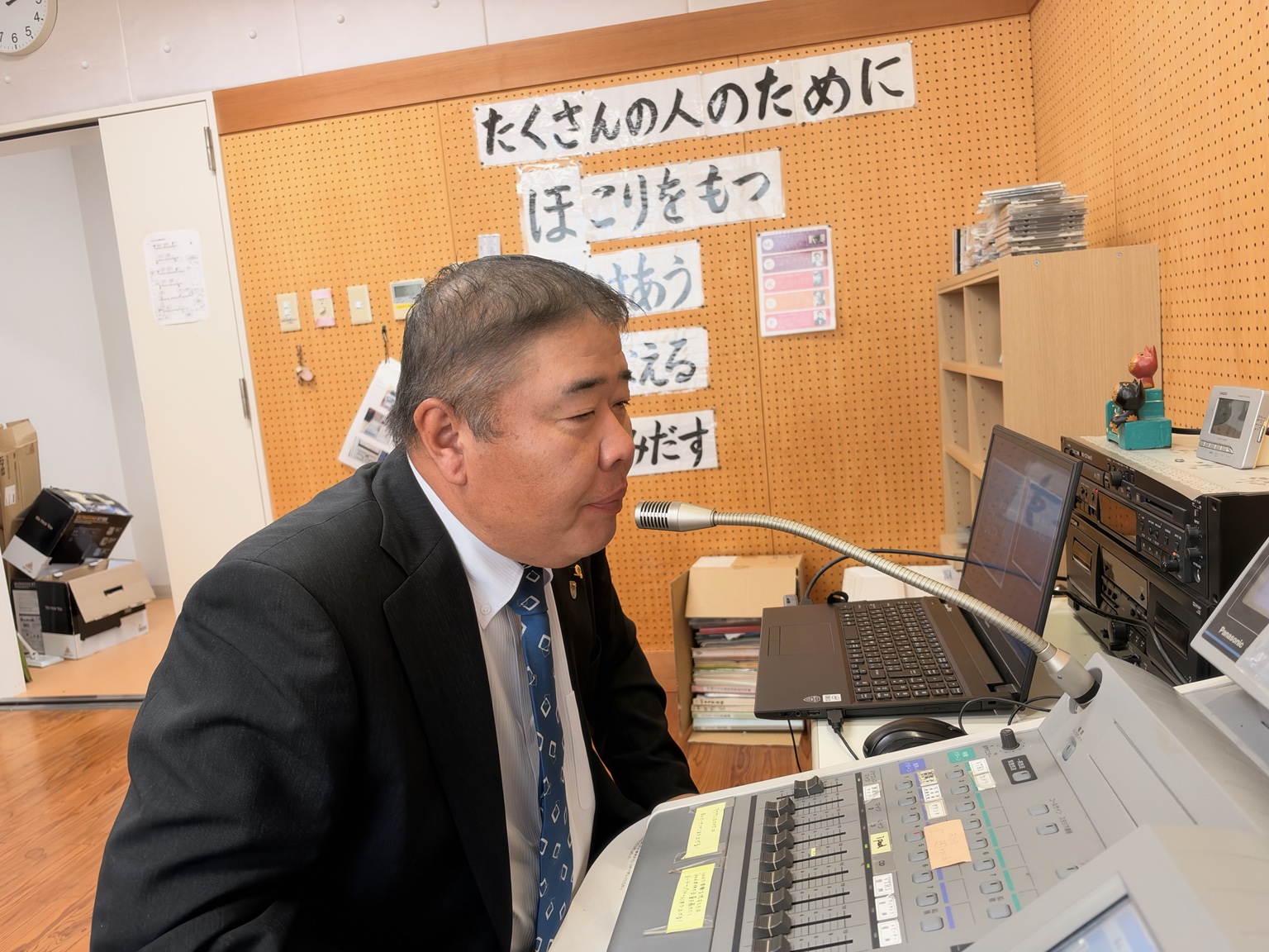 薬物乱用防止教室で生徒の皆さんに挨拶するあわら三国ライオンズクラブ伊藤会長